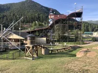 Luxury Cabin 4bdr Mtn and River Views.  Private Hot tub, 2 blocks to downtown - シャレー