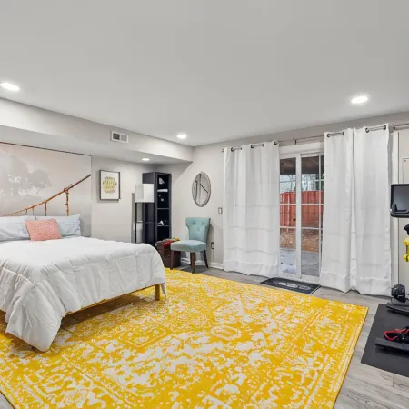 Luxurious home with golf course view, deck, grill, Peloton! King size bed.