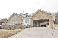 Stunning Lake House w/Large GAMEROOM - Homestays
