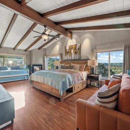 Zen Hilltop Estate : Heated Infinity Pool, Spa, 360° SoCal Views, Pvt Deck