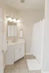 Hotty Toddy! Newly Renovated 2 Bedroom, 2 Bathroom. Walk to Grove! 1st Floor. - 2 ดาว