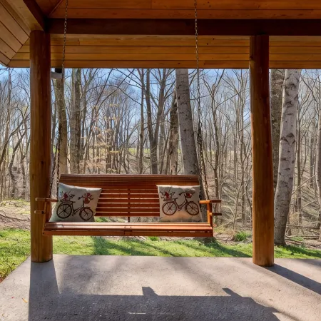 Cozy lakehouse retreat w/kayaks, high speed Wi-Fi, and pet friendly!