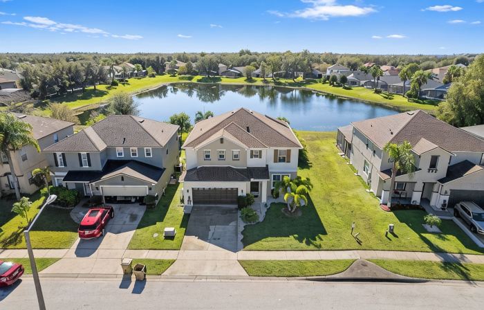 6 Bedrooms. Private South Facing Swimming Pool. BBQ