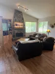 Spacious 3B/2BA house w/ fenced yard+mountain view - Wifi