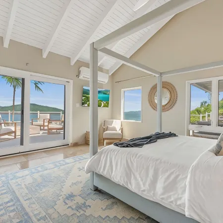 Gorgeous 5-BDRM Villa Maxine- Located on Famous Peterborg- Pool- Oceanside