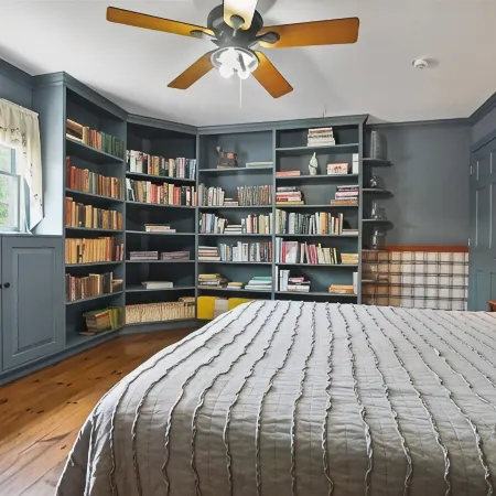 Charming Colonial w/Stream Access Pet Friendly