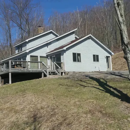Cozy retreat in Old Timberline close to great hiking and skiing. Pet Friendly!