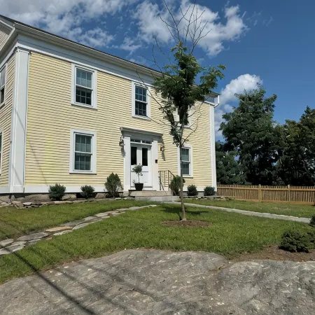 Steps from Downtown Mystic / Newly Renovated Modern Apartment