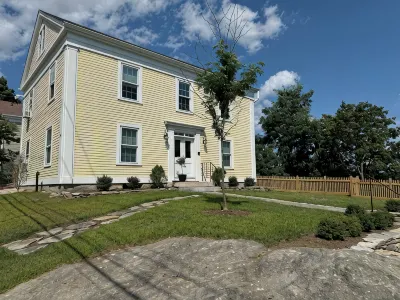 Steps from Downtown Mystic / Newly Renovated Modern Apartment Отели в г. 