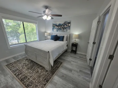 Stylish Remodeled Townhouse - Balcony
