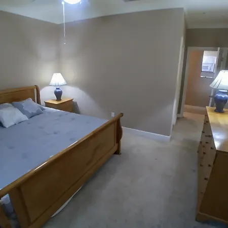 Classic Comfortable Condo, 3/2, Wifi, Pool, Location, OWA, Sports-plex, Shopping