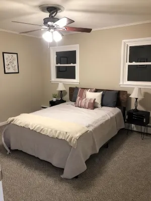 Cozy cottage with pool, walking distance to lake - Homestays