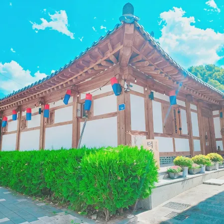 Jeonju Deoksugung Hanok Stay Отели рядом с достопримечательностью «Музей королевских портретов»