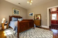 Charming Historic 4 Bedroom with Hot Tub - บังกะโล