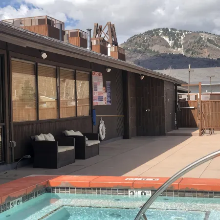Amazing! Close to Everything! Immaculate FREE Shuttle HotTub Pool Trails!