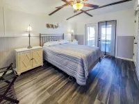 Cozy Coastal Retreat in Port Alto - Waterfront Views and Bayfront Fun! - 4-Star