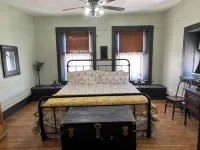 Charming 1800's fully modernized farmhouse in downtown Silver City- pet friendly