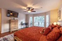 Cozy Lakefront Serenity-Dock & Boatlift, Firepit & Fish