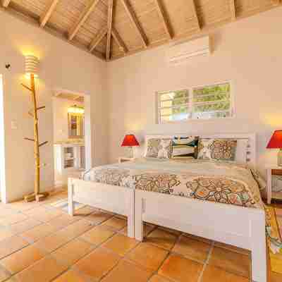 Exceptional design, spacious covered decks, super views, set in Long Bay Estate Rooms