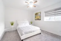 Spacious & Modern by the Beach ~ King & Queen Beds - balcony