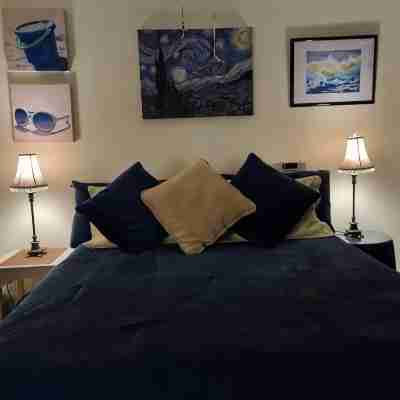 Dog-Friendly, COZY—PERFECT 4 COUPLES—BOOK 3 NIGHTS— Free! Close to Everything Rooms