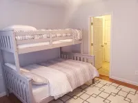 Jay River Front Three Bedroom. 2 miles to Jay Peak 재이 호텔