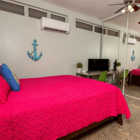 Private Pool and Swim up Bar-Immediately up the hill from Crashboat Beach!