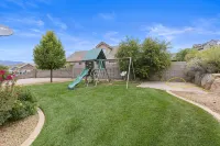 Hot Tub Game Room. Sleeps 17. You Tube TV. 20 minutes to Zions Natl Park - 4-Star