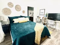 Peaceful Creekside Cottage - quiet, clean and lots of amenities! - Wifi