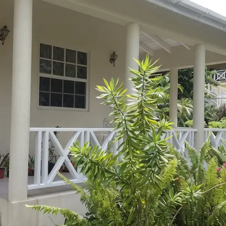 Apartment in quiet upscale Holetown area near Limegrove Centre and Beach
