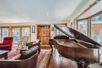 ONE BLOCK to restaurants, bars & free bus to Breck & Copper. Hot tub/pool table! - 4つ星