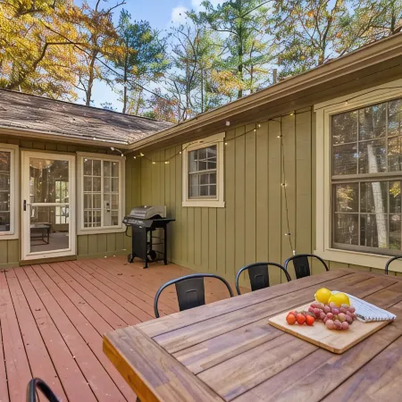 The Emerald cabin W/ Hot tub, lake, Fire pit, 4 min to Bryce Resort