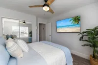 Seaside Cottage in walking distance of downtown Gilbert with charming pool. - Boutique