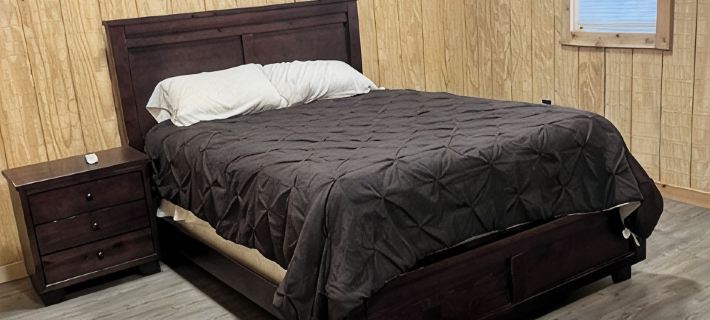 Cozy cabin in charming Ponca City with WiFi, AC Hotels in Osage County