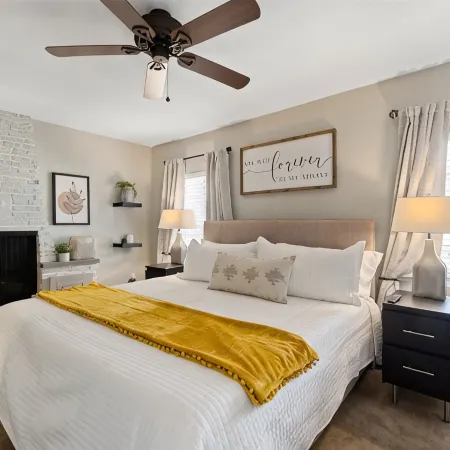 BRAND NEW ✴ HEATED POOL ✴ HOT TUB ✴ OUTDOOR GAMES ✴ CLOSE TO DINING & AIRPORT