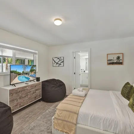 Beachside Haven with Pool & BBQ. 6 min to Beach