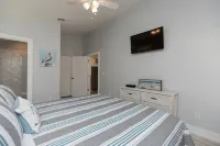 NEWLY RENOVATED DOG FRIENDLY BEACH HOUSE WITH FENCED IN YARD 1 BLOCK TO BEACH