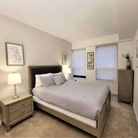 Executively Appointed Condo, w/resort amenities, IND GAR, Pool, Gym+ Biz Lounge