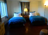 College District Art House - Patio - Walk to Downtown - Sleeps 5 - WiFi