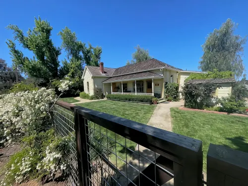 Spacious modernized 5-bedroom farmhouse on vineyard - 4-Star