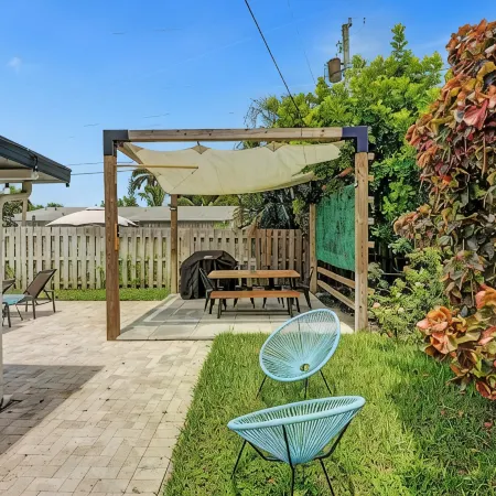 Beachside Haven with Pool & BBQ. 6 min to Beach