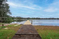 Lakefront Studio - Cozy - Stunning Views - WiFi