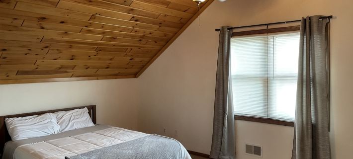 East River Retreat, WATERFRONT🛶+ Fire Pit🔥Pet friendly 🐾 Hotels in Manitowoc County