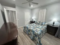 Lake Life Bungalow w/ pool & 3 Kayaks in Baymeadows Estates - Great Fishing! - Pools
