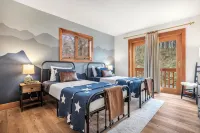 Mountain Cabin · Hot Tub · Pool Table · Ridge Views · Grill · Arcade · Hiking - balcony