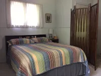 Mid Century Guest House on Wooded Lot - Homestays