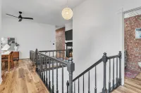 The Smith Victorian 2BR Brownstone Apartment - Balkoner
