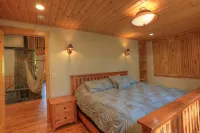 Canyon Lodge- - 8 Acres - Sleeps 10 - Homestays
