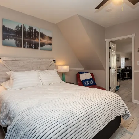 Peace and Quiet at the South Shore! with Lake Access and Dock for Boat. Hotels in Conesus