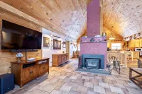 Cozy Vermont Log Cabin Chalet Only Minutes from Jay Peak - Hytter